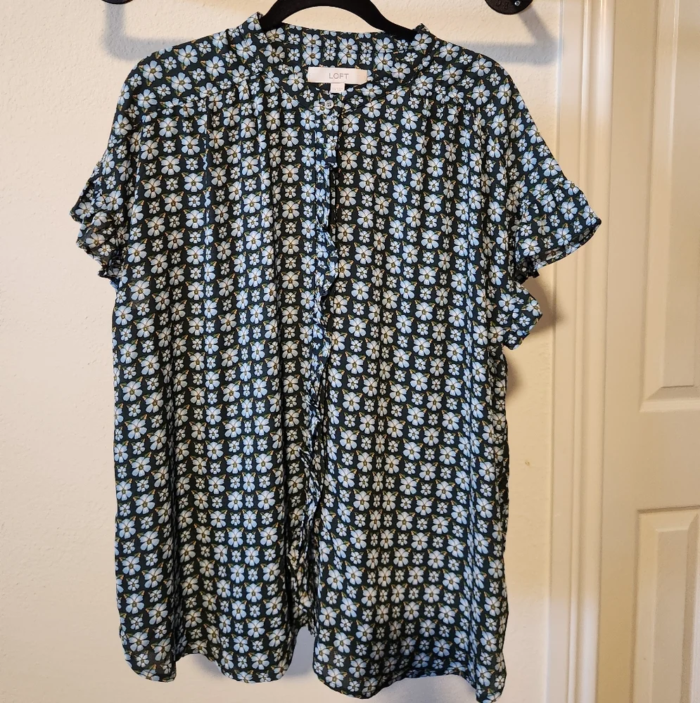 LOFT Blue Floral Top - Picture 1 of 2